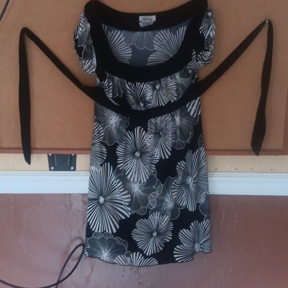 Black and white Midi dress, Floral pattern, Size 6 by Speechless
